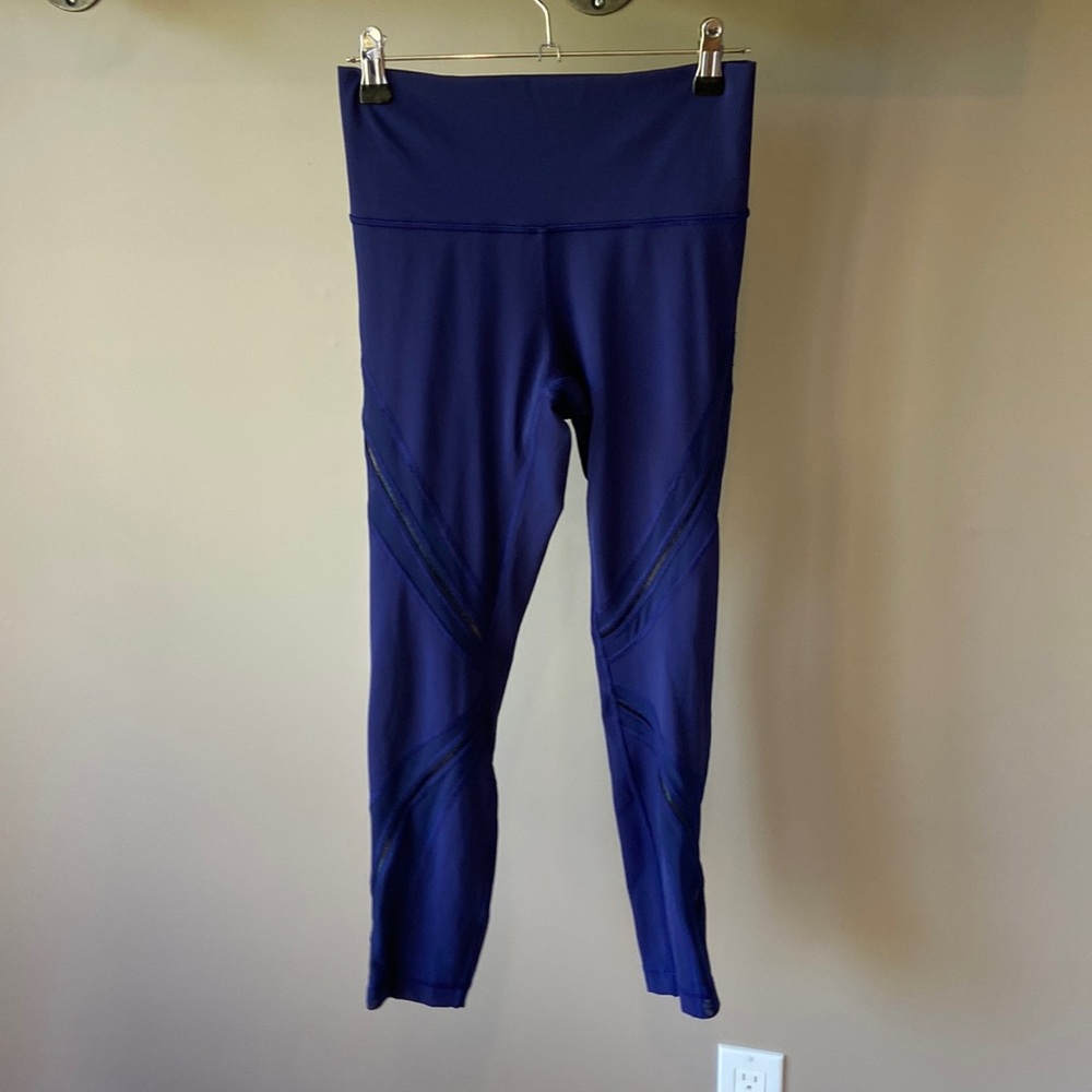 Lululemon leggings in navy with mesh details size 6